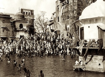 Pilger beim Bad im heiligen Fluss Ganges (1880) - ewigeweisheit.de