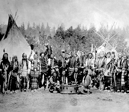 Männergruppe der Salish vor ihren Tipis – ewigeweisheit.de