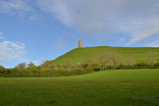 Blick auf den Glastonbury Tor - ewigeweisheit.de