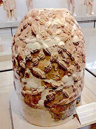 Der Nabelstein Omphalos im Museum von Delphi - ewigeweisheit.de