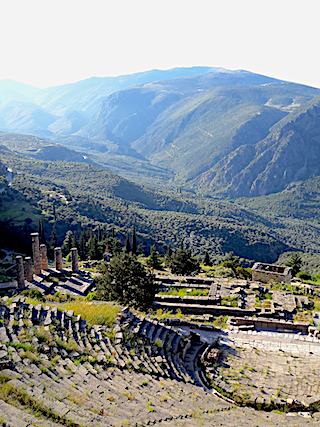 Apollon-Tempel und Amphitheater in Delphi - ewigeweisheit.de