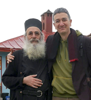 Vater Makarios (Kloster Maroudá, Athos) und S. Levent Oezkan - Foto: Konstantinos Stavropoulos – ewigeweisheit.de